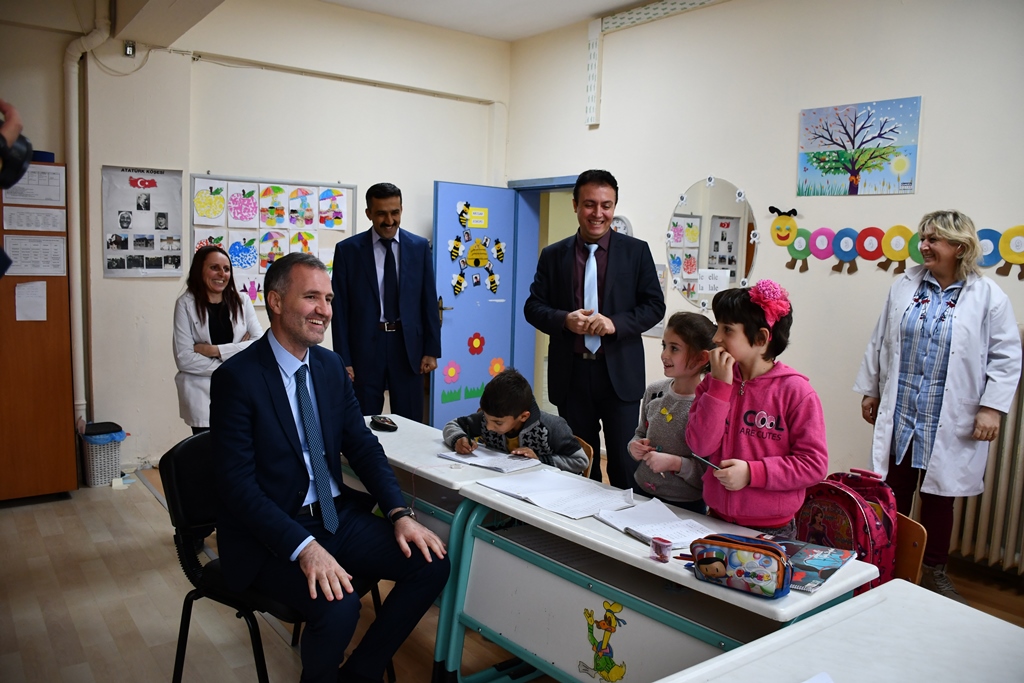Başkandan Engelli Öğrencilere Süpriz Ziyaret