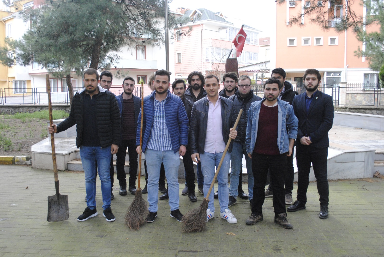CHP GençlikKolları Şehitlik Çehresini Düzenledi