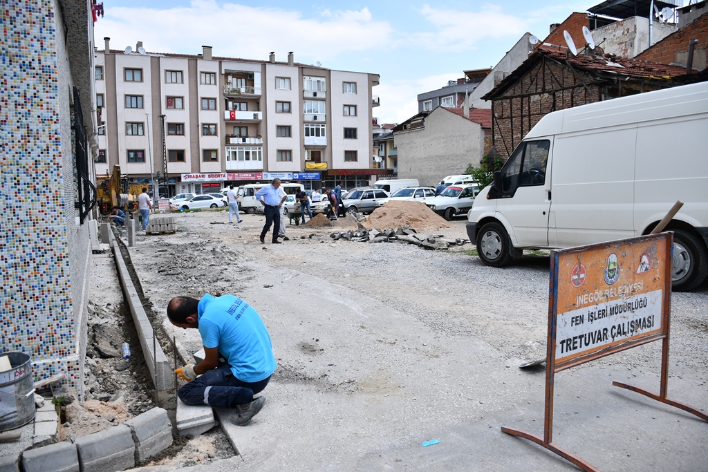 Sinanbey Mahallesinde Tretuvar Çalışmaları Devam Ediyor