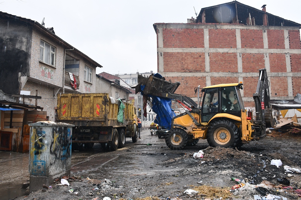Belediyeden Refah Sokakta Temizlik Operasyonu