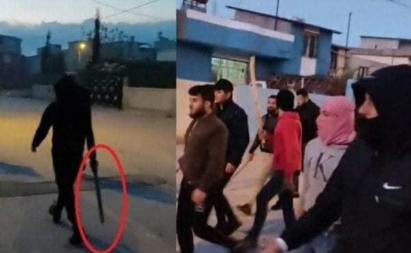 Suriyeli bir grup silah ve sopalarla sokakta gezdi