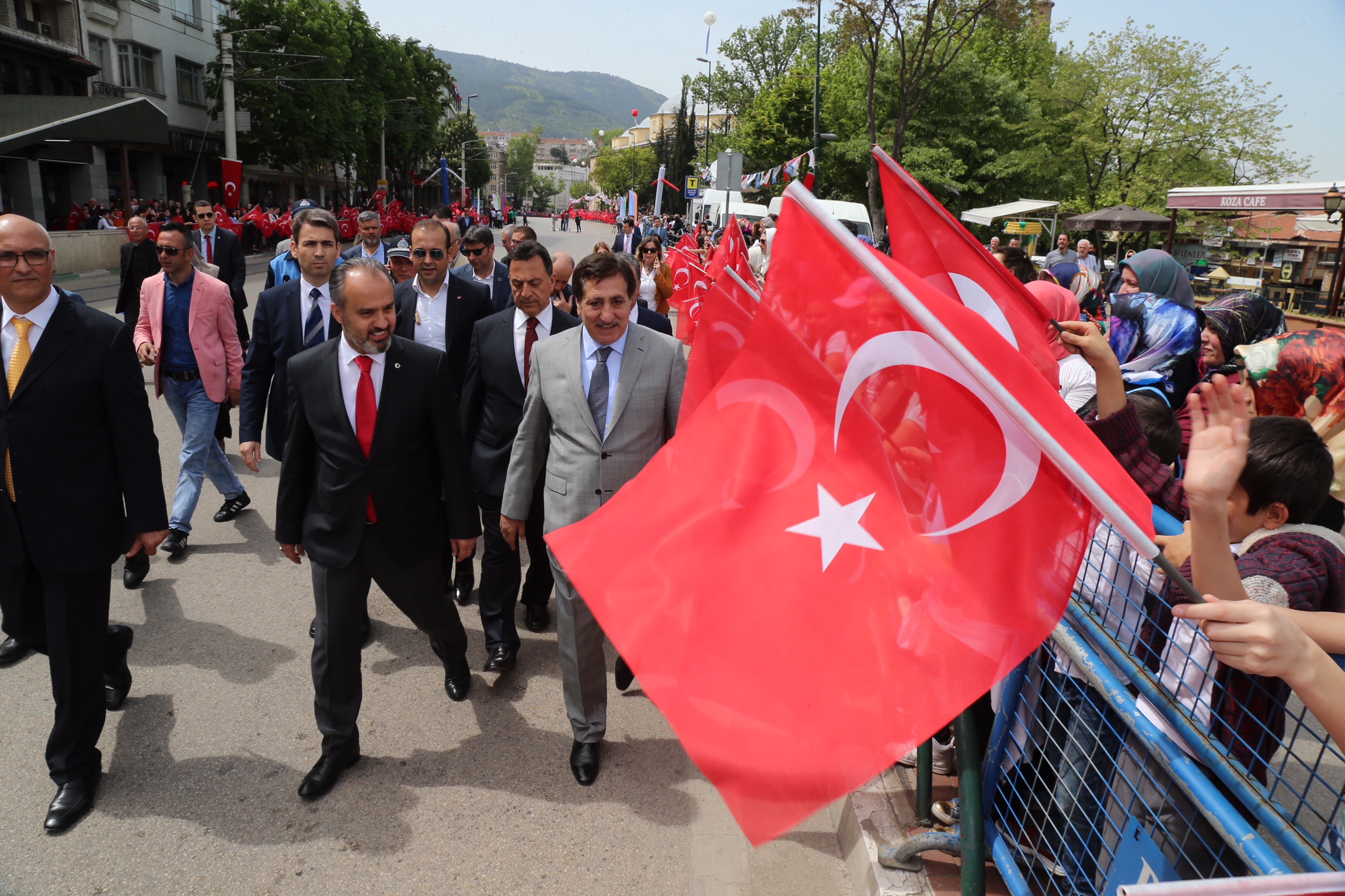 Coşkulu 23 Nisan korteji