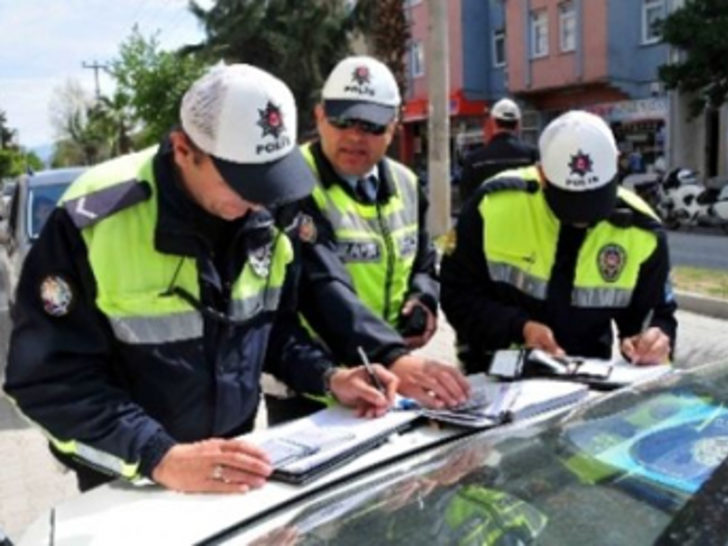 Ceza Yazmak İsteyen Polisi Darp Edip Parmağını Kırdılar