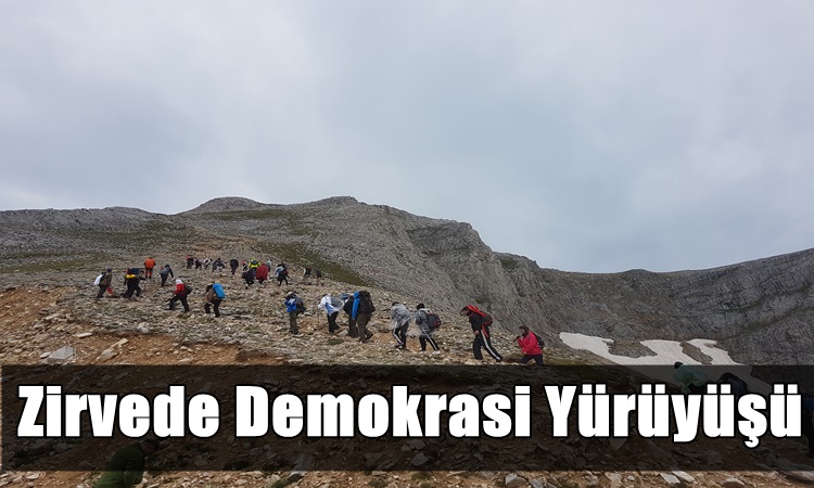 Zirvede Demokrasi Yürüyüşü