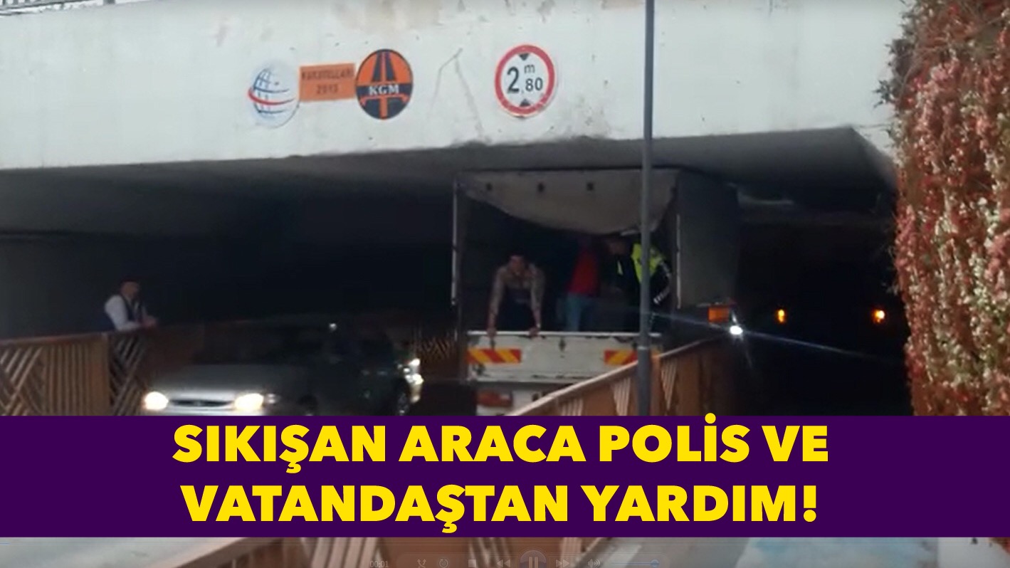 Alt geçide sıkışan araca polis ve vatandaştan yardım