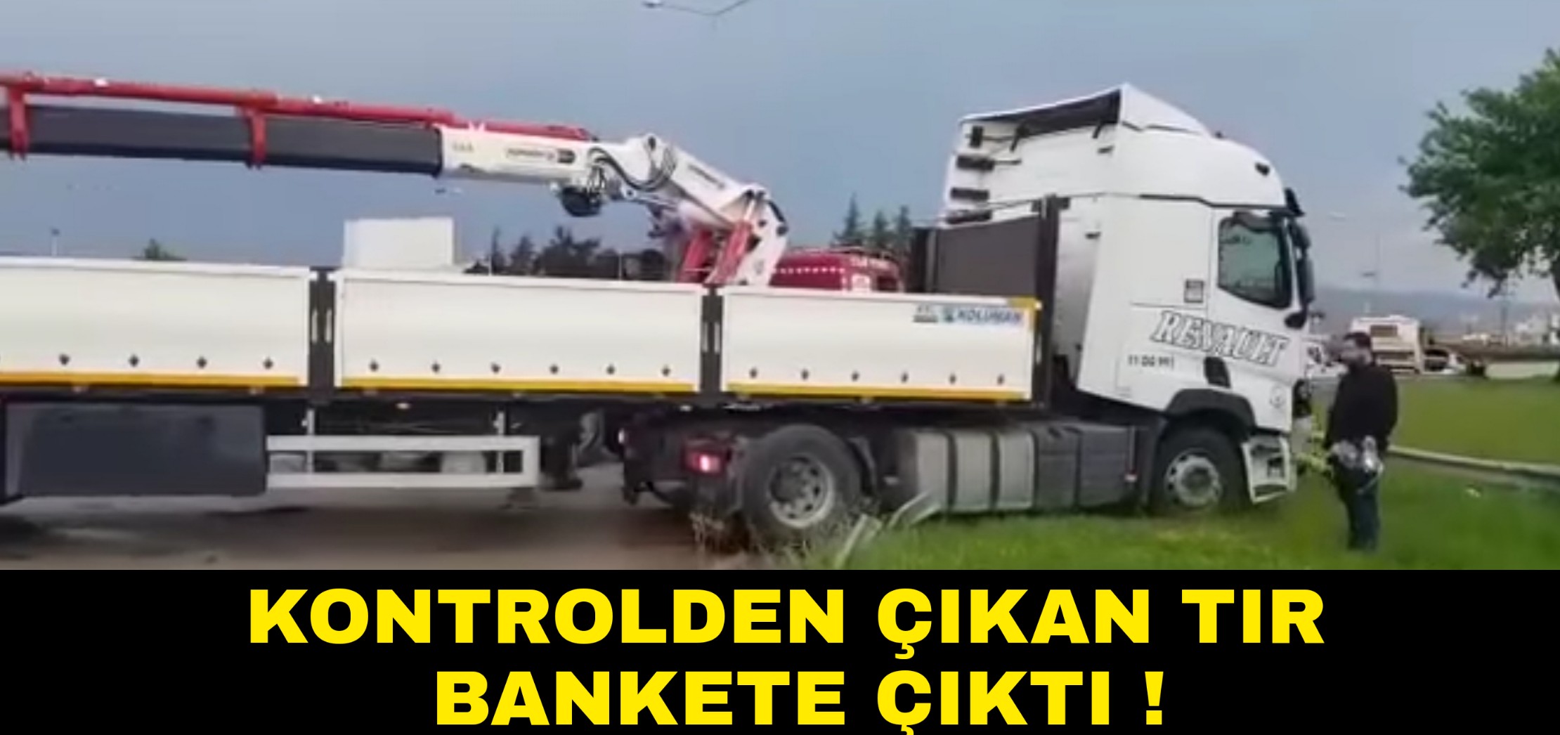 Kayganlaşan yolda tır bankete çıktı !