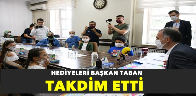 Küçük Şair Ve Ressamlara Ödülleri Takdim Edildi