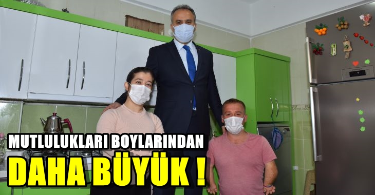 Mutlulukları boylarından büyük