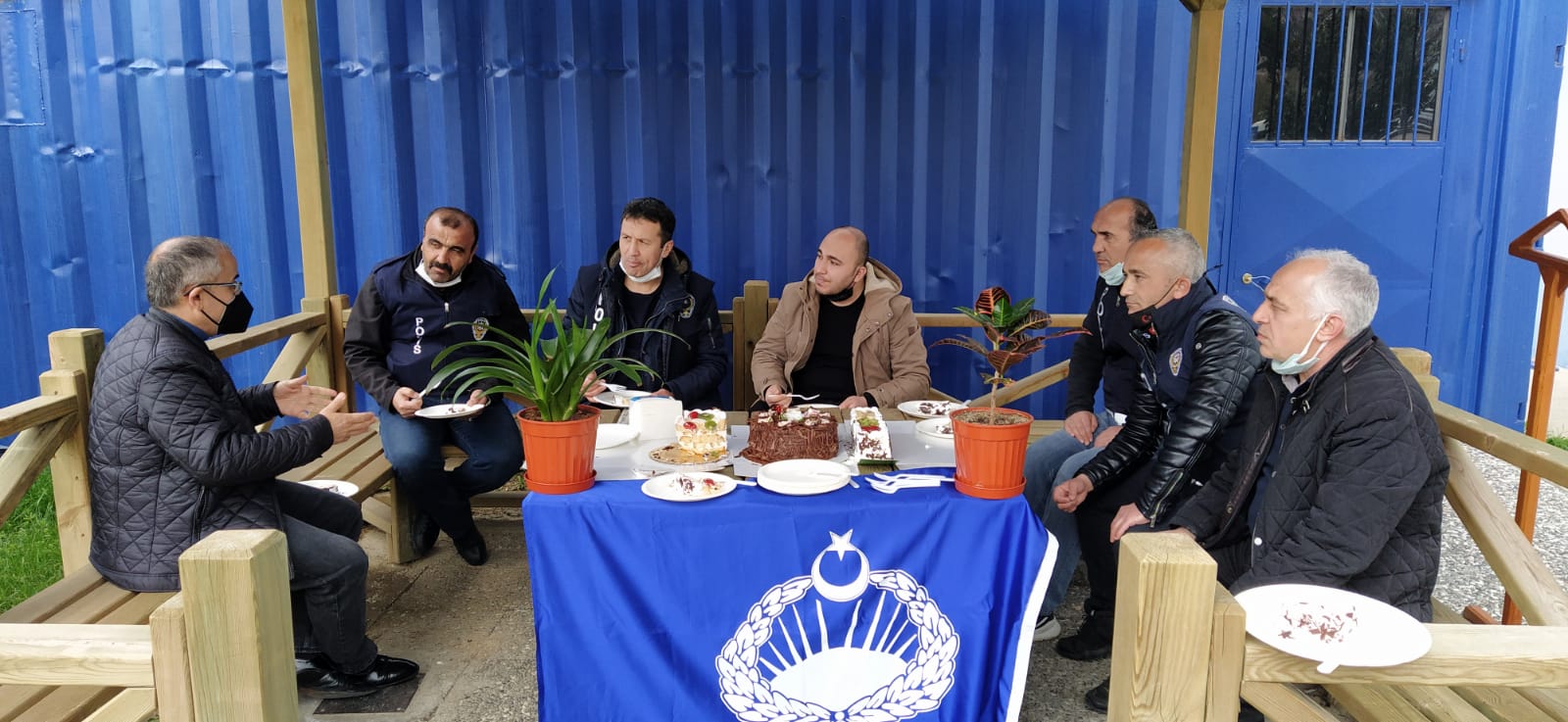 Zabıtadan polise pastalı kutlama !