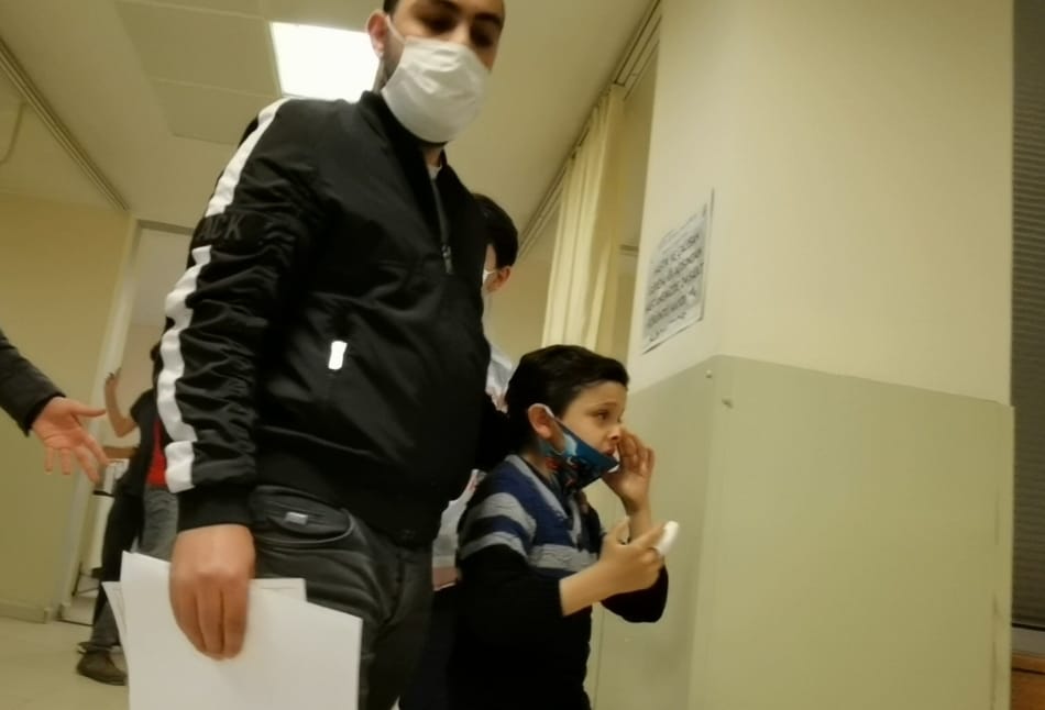 Parkta oyun oynarken parmağı koptu !