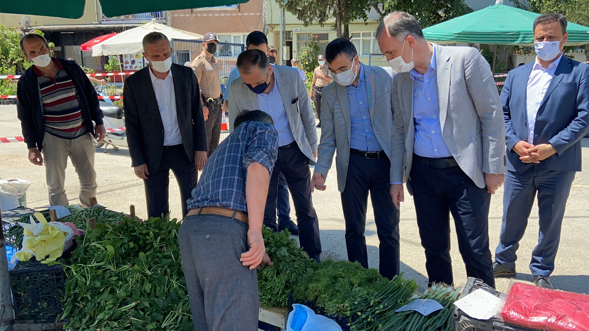 Protokol üyeleri semt pazarlarını denetledi !