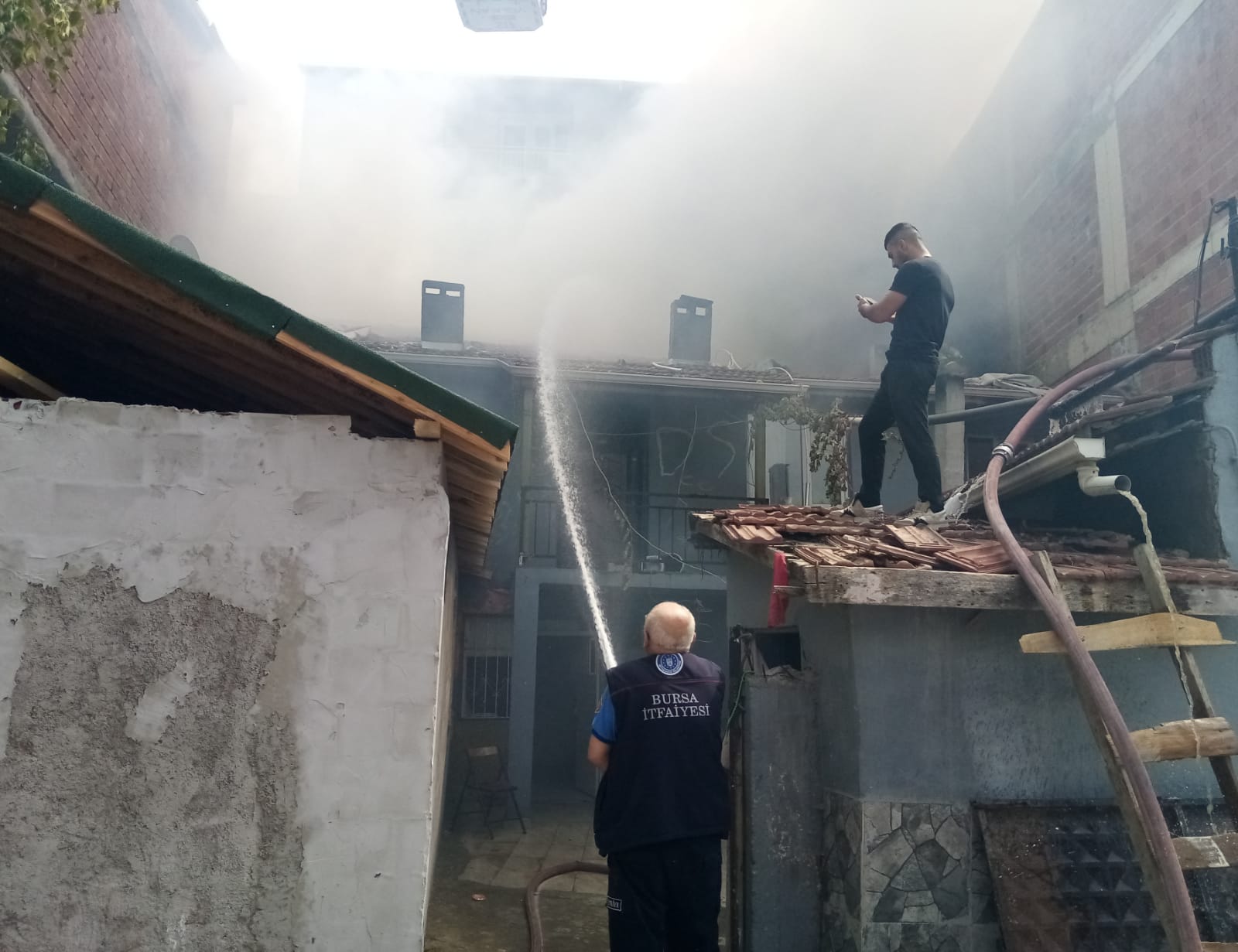 Salça yaparken apartmanı yakıyordu !