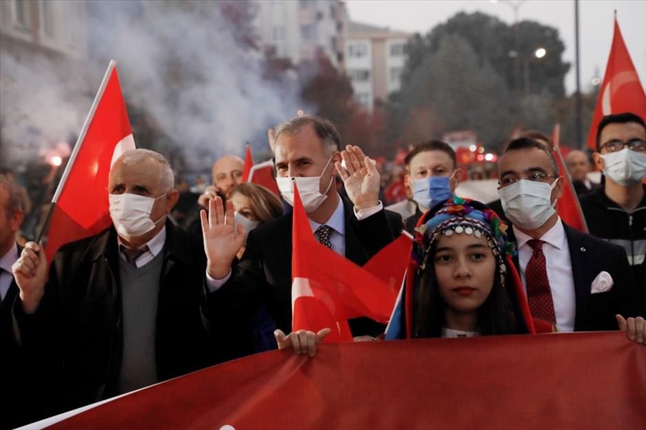 Cumhuriyet coşkusu kortejle sokaklara taştı !