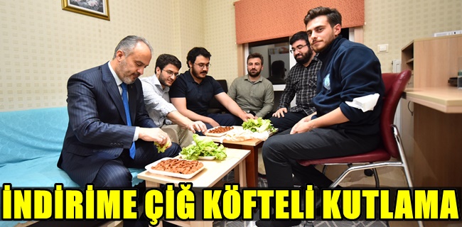 Üniversiteliler su indirimini çiğ köfte partisiyle kutladı