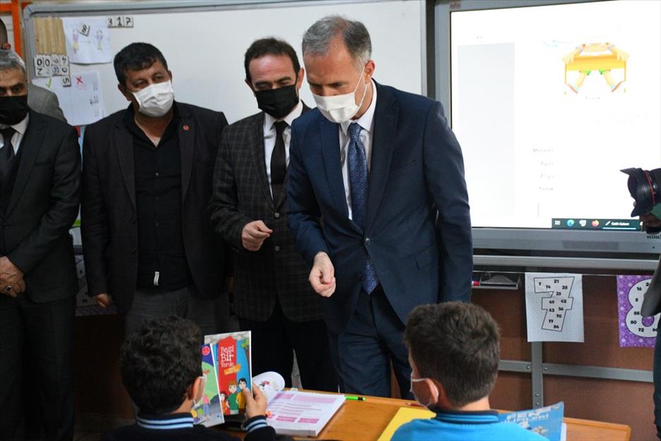 İnegöl Belediyesi öğrencileri kitapla buluşturuyor !