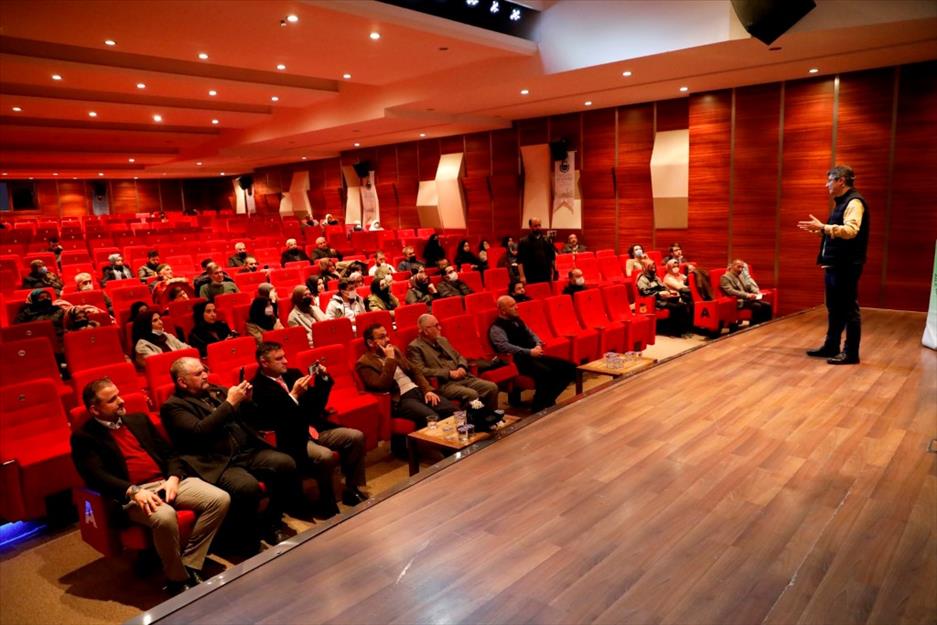 Huzurlu aile mutlu gençlik seminerleri sürüyor