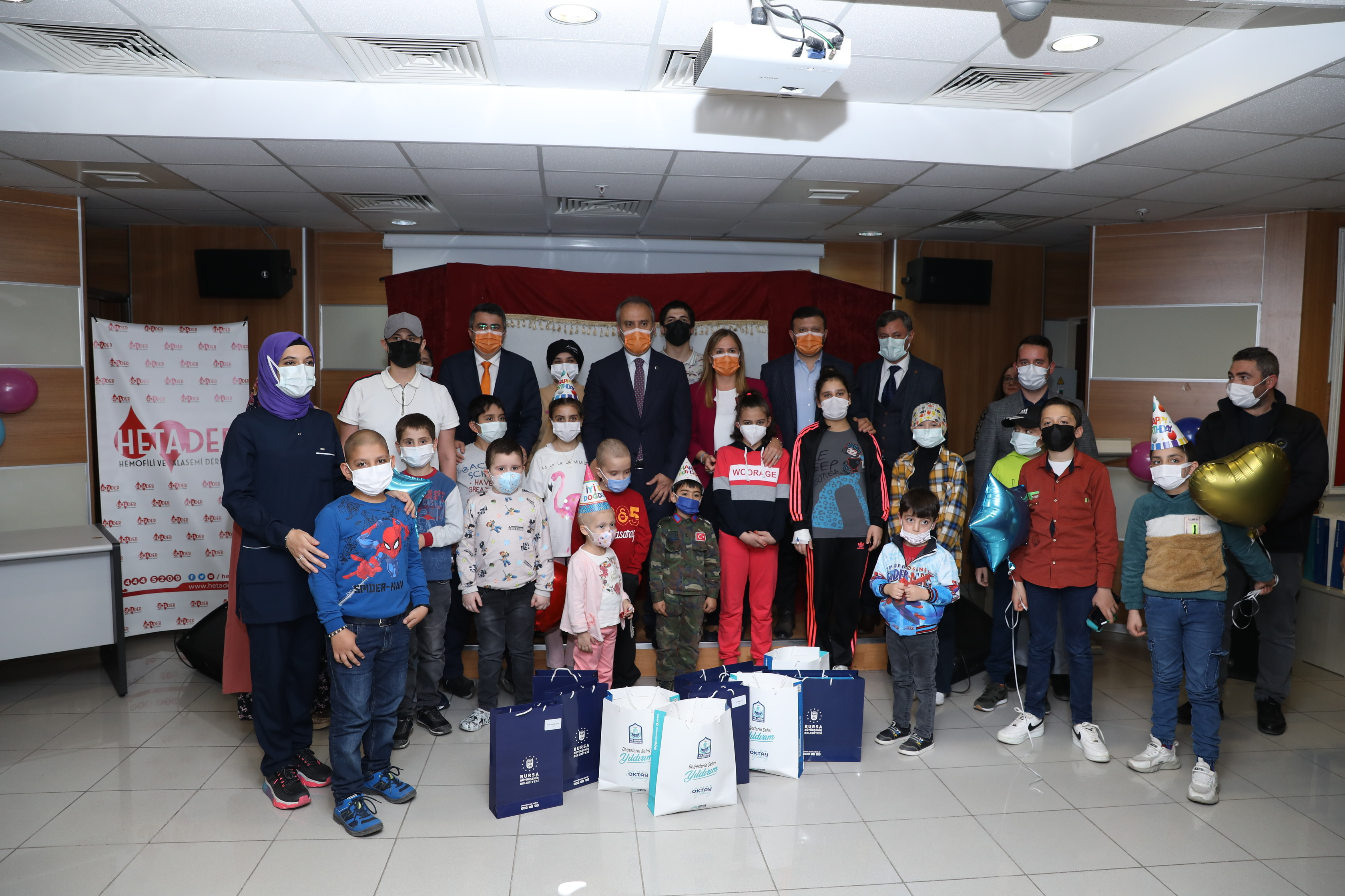 Lösemili çocuklar için tiyatro hastaneye taşındı