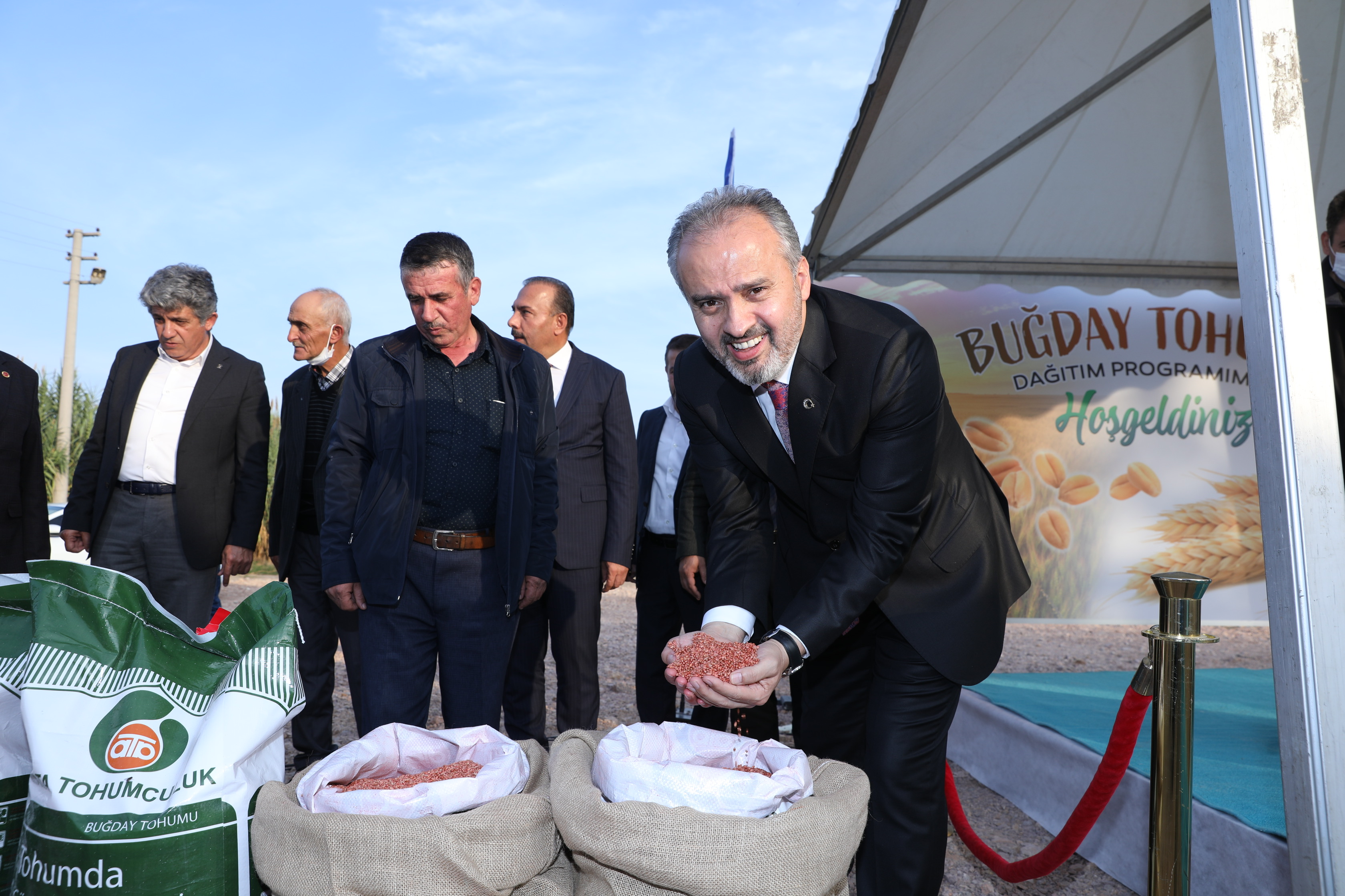 Büyükşehir’den selzede çiftçiye tohum desteği
