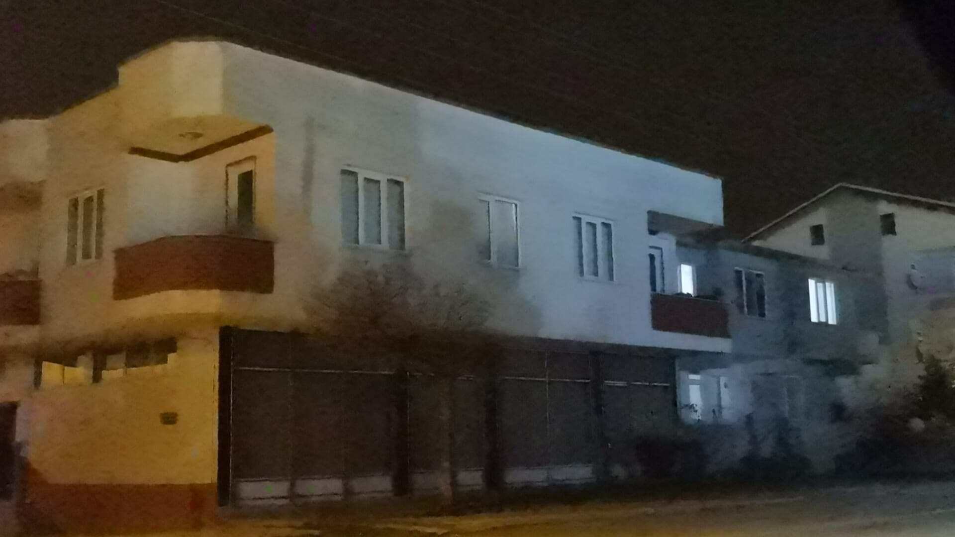 Anahtarı evde unuttu.. Balkondan eve girmeye çalışırken ağır yaralandı