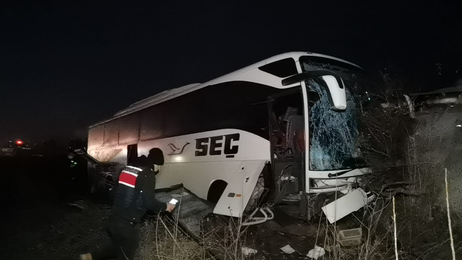 Otobüs kontrolden çıktı 12 kişi yaralandı !