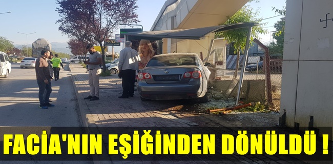 Kontrolden çıkan araç otobüs durağına daldı !