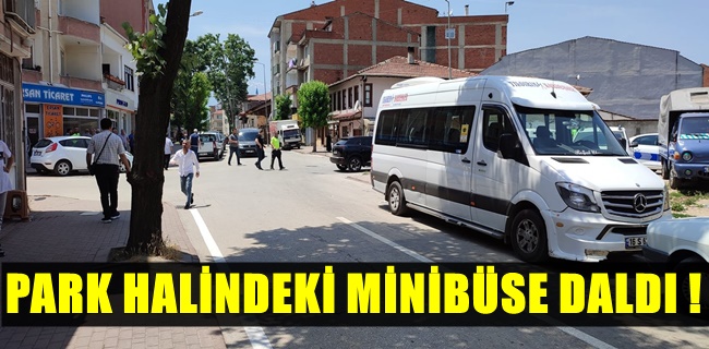 Kontrolden çıkan motosiklet park halindeki araca çarptı !
