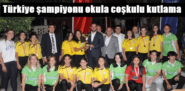 Türkiye şampiyonu okula coşkulu kutlama