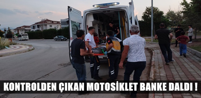 Kontrolden çıkan motosiklet bankete vurarak durdu !