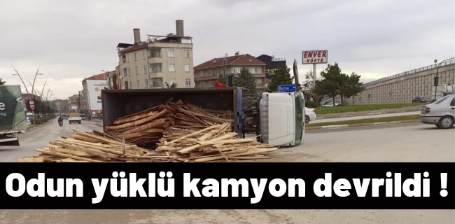 Odun yüklü kamyon devrildi !