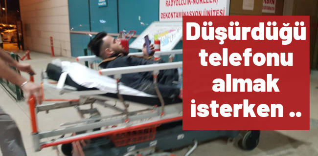 Düşürdüğü telefonu almak isterken otomobil çarptı ! !