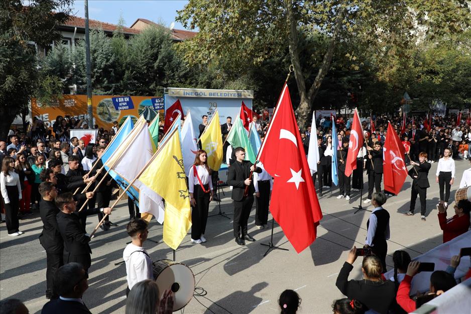 Hilal İle Yıldızın Gölgesinde Cumhuriyetimiz 100 Yaşında