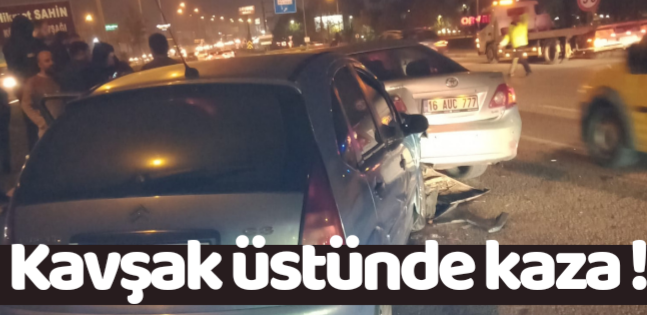 İki araç birbirine girdi