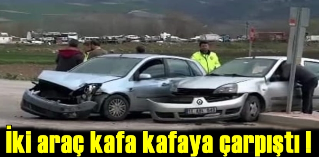 İki araç kafa kafaya çarpıştı !